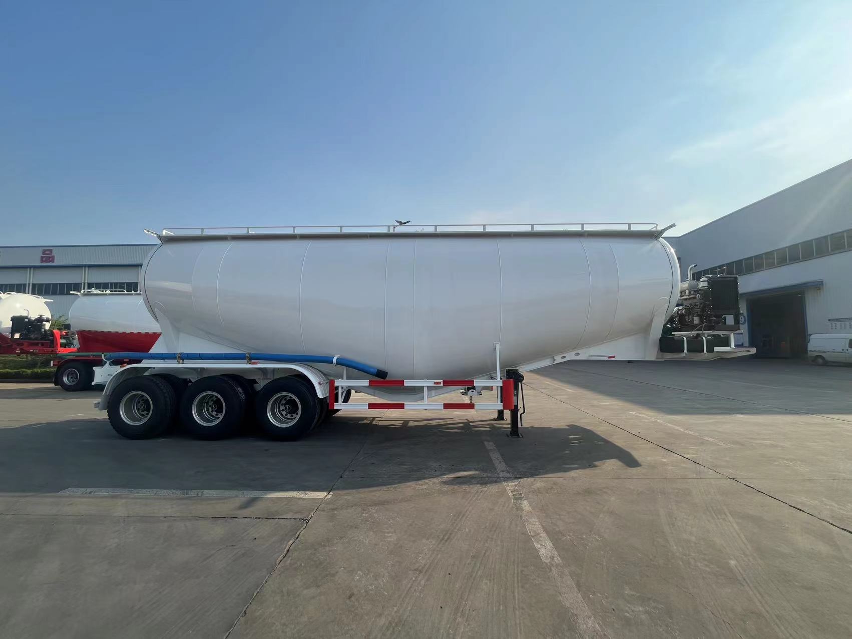 Derun tri-axle cement tank รถพ่วงกึ่งจะถูกส่งไปยัง Gabon