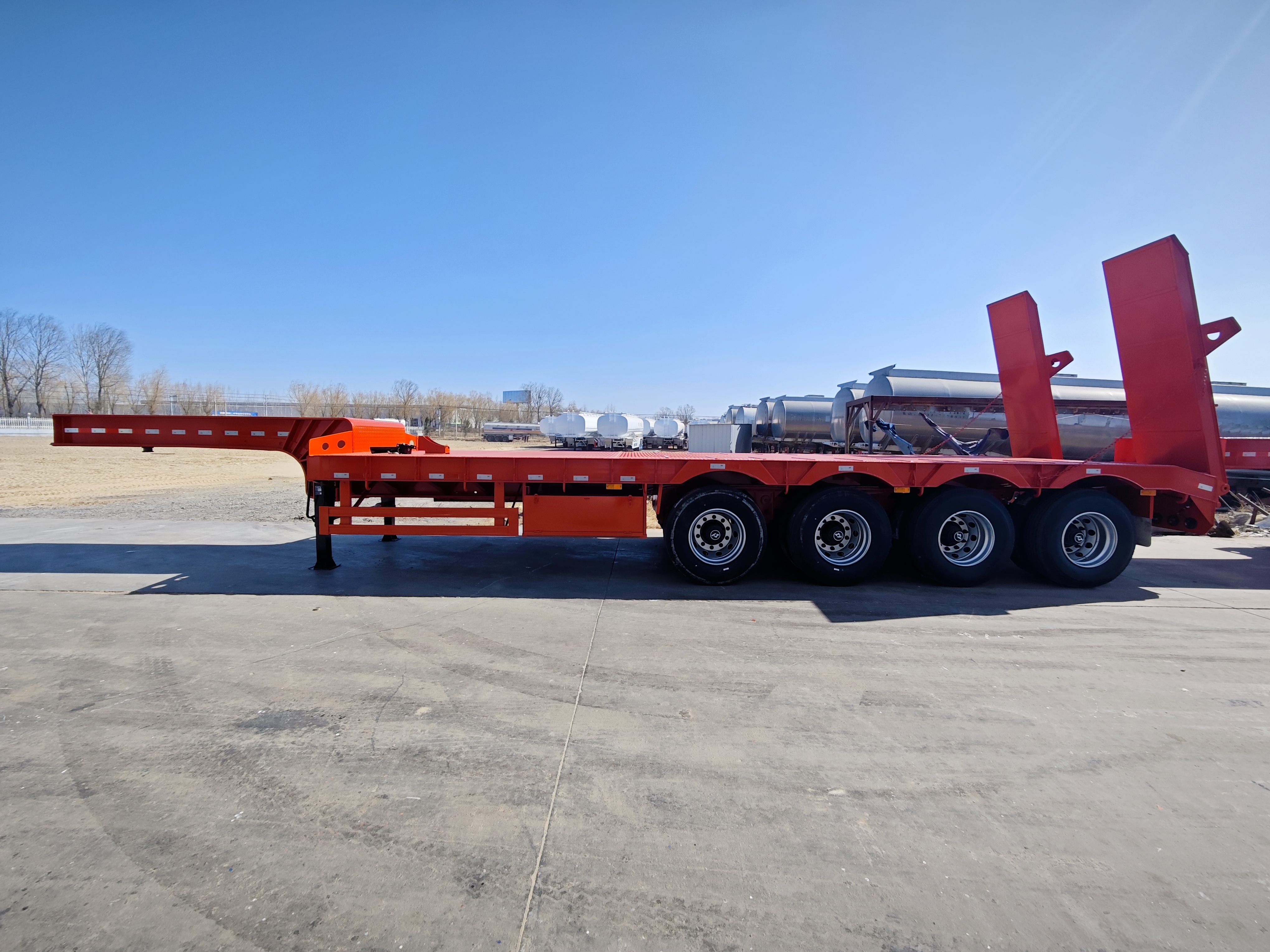 Derun Trailer Low Bed มุ่งหน้าไปยังประเทศเคนยาส่งเสริมโลจิสติกส์ในท้องถิ่น