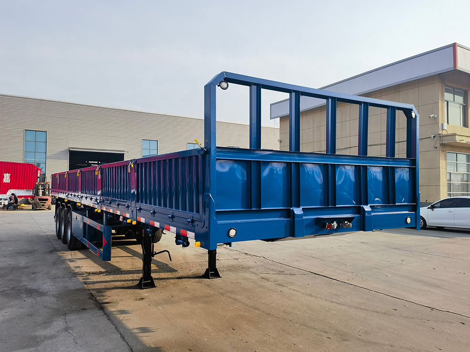 รถเทรลเลอร์กึ่งกำแพงด้านข้างของ บริษัท Derun Vehicle ส่งไปยังประเทศแอลจีเรีย