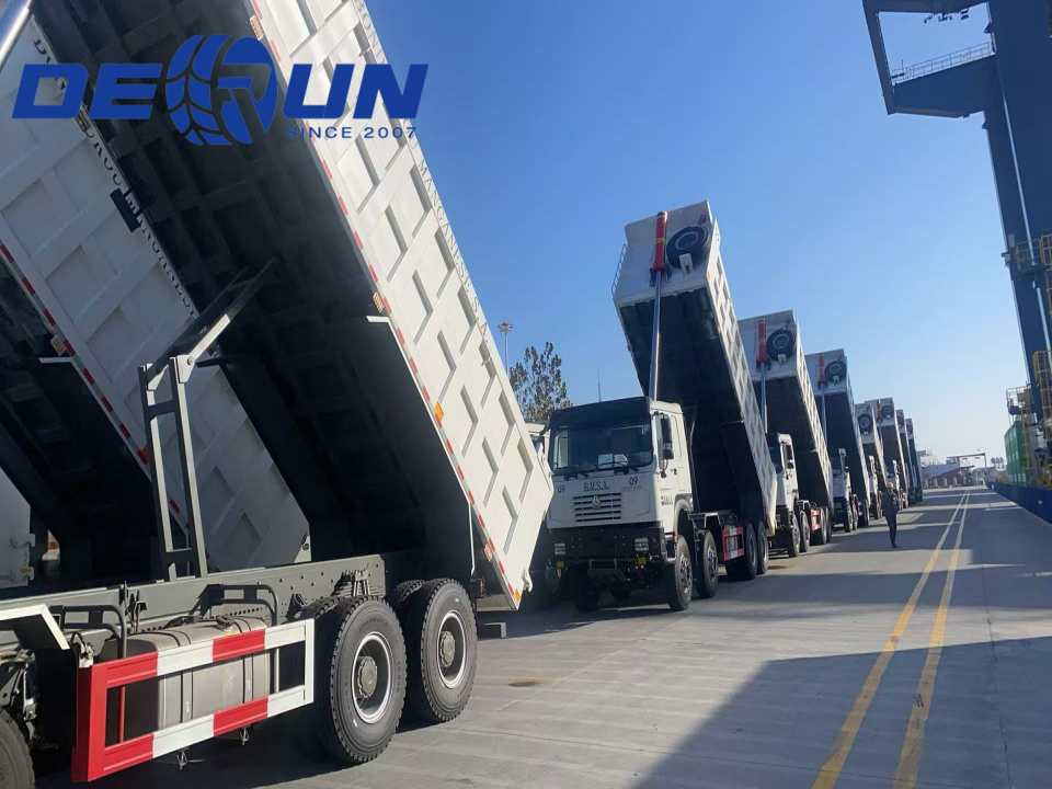 รถบรรทุกดัมพ์ Sinotruk Howo 10 มาถึงท่าเรือแล้วและพร้อมที่จะออกเดินทาง รถบรรทุกดัมพ์ Sinotruk Howo 10 มาถึงท่าเรือแล้วและพร้อมที่จะออกเดินทาง