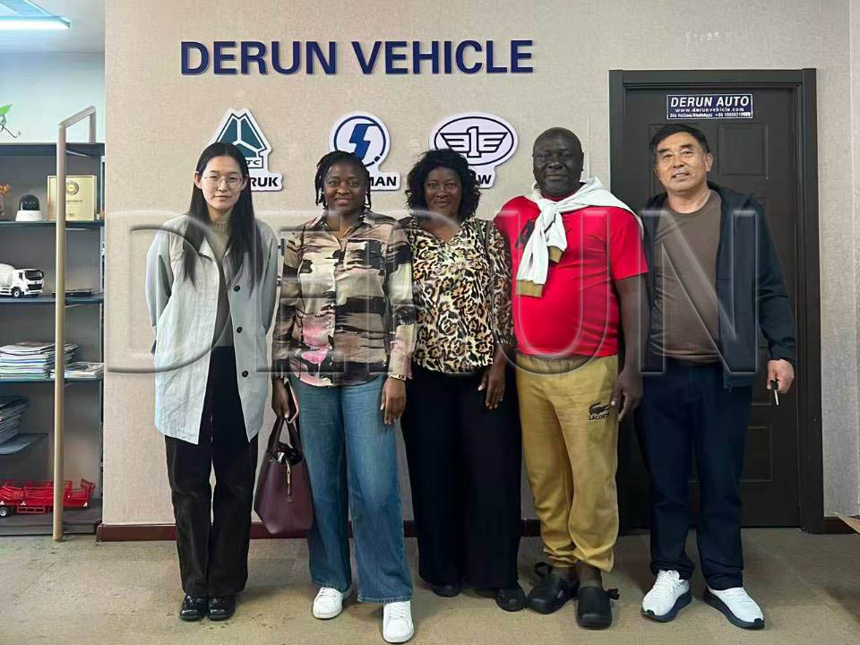 ลูกค้าจากกาบองเยี่ยมชม Derun Auto และซื้อรถบรรทุกห้าคัน