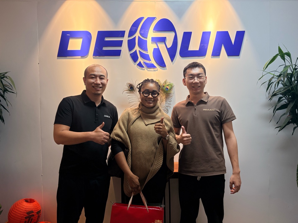 ลูกค้าชาวกินีเยี่ยมชม Derun และลงนามในสัญญาสำหรับรถบรรทุกหัวลากและรถพ่วง Sinotruk Howo 6x4