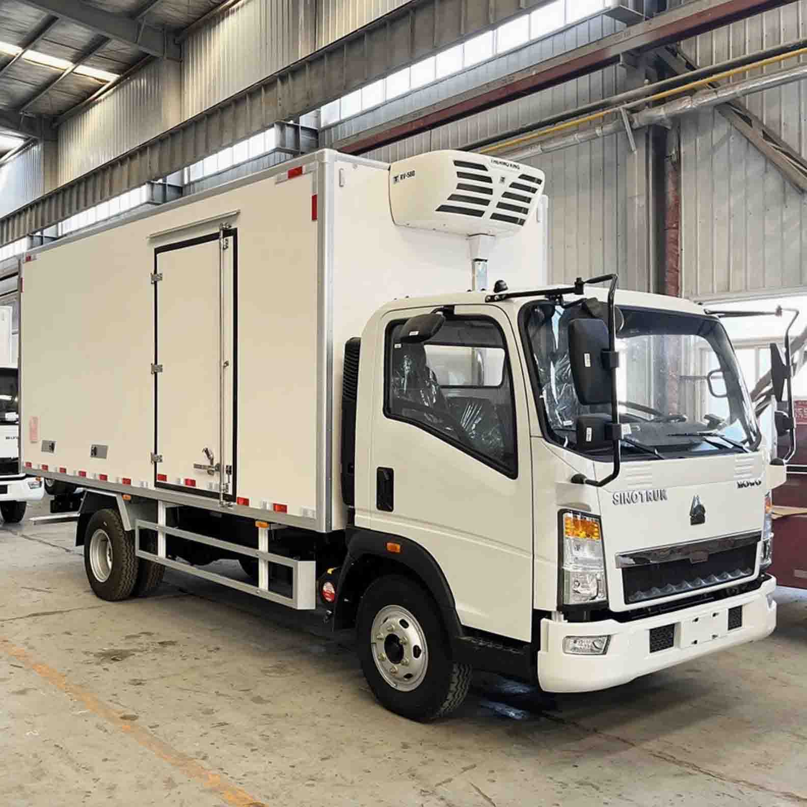 Sinotruk Howo ตู้เย็น 4x2 van Truck
